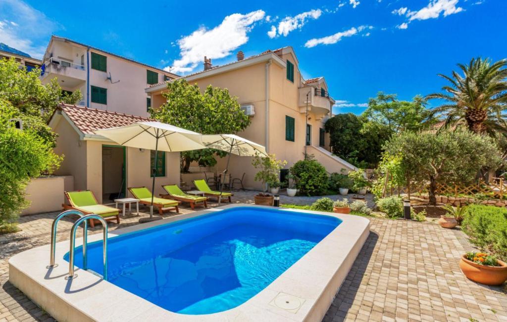 Beatiful Antonela With Pool In *