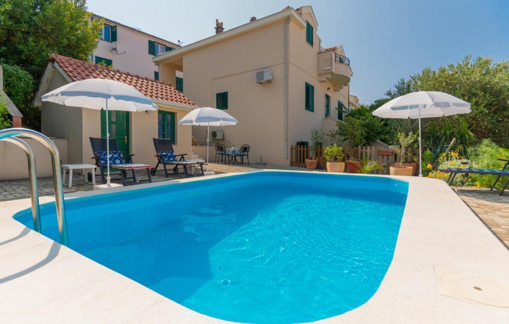 Beatiful Antonela With Pool In