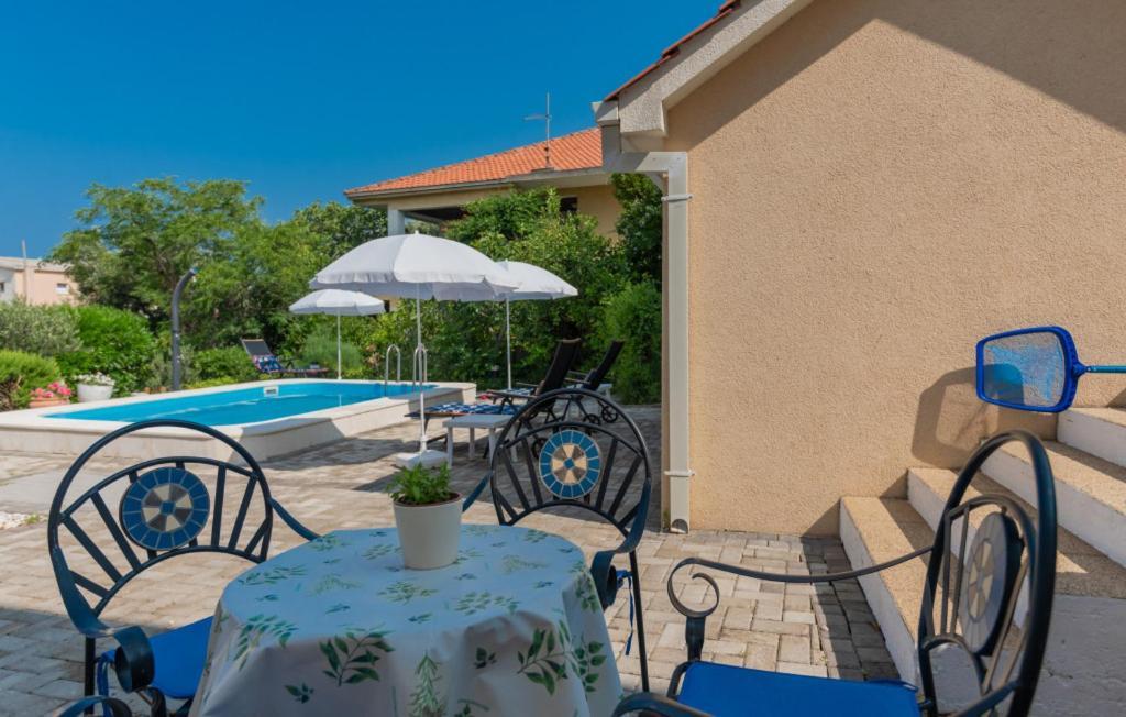Beatiful Antonela With Pool In *